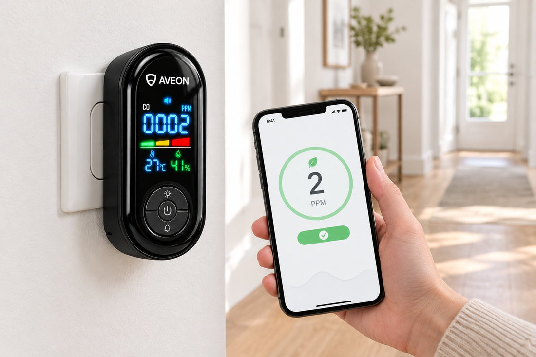 Le détecteur Aveon branché sur une prise de couloir affiche 2 ppm, et un téléphone affiche le même chiffre dans l'application.