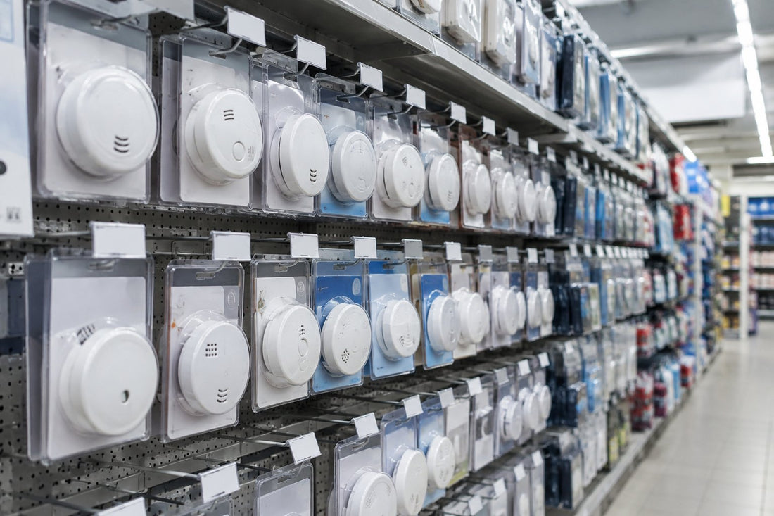 Un rayon de magasin de bricolage rempli de détecteurs de monoxyde de carbone bon marché sous blister.