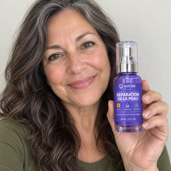 Femme aux cheveux bruns ondulés tenant le sérum Aveon